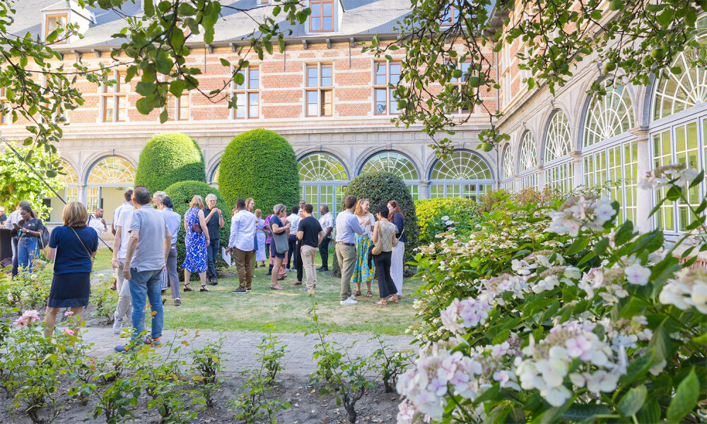 Graduation-ceremony-garden