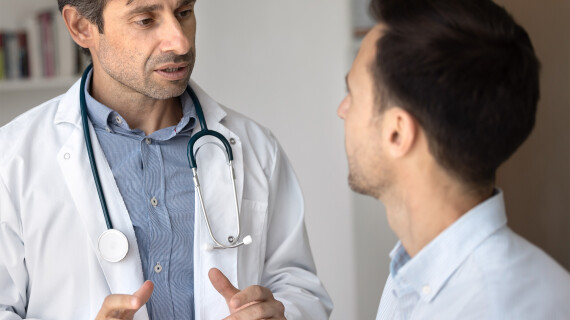 FOTJ_PharmacistExplainingHIVSelftesting_5x4