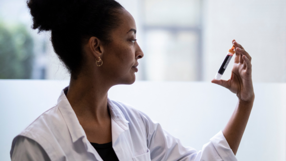 Cleo kijkt naar staal_website banner