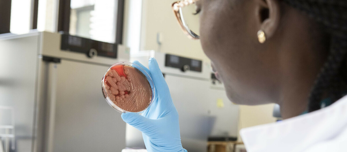 Antimicrobials Handle with Care Institute of Tropical Medicine